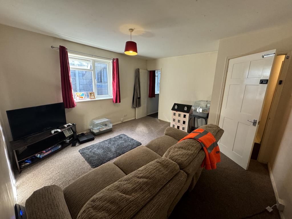 Lot: 146 - MIXED USE INVESTMENT WITH HIGH YIELD - View of the living room flat three